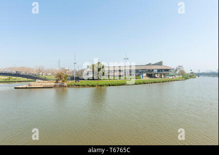 Israël, Tel Aviv - 13 Avril 2019 : Daniel Rowing Centre, nommé d'après Daniel Amijai Marcus, conçu par les architectes Plesener Banque D'Images