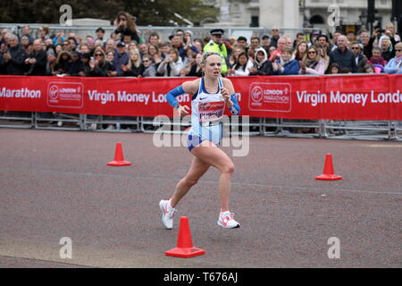 Charlotte de Purdue UK s'exécutant dans le Marathon de Londres en 2019, dans la phase finale devant le palais de Buckingham. Banque D'Images