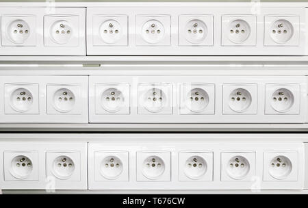 Branchez le connecteur électrique sur le mur Banque D'Images