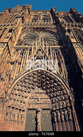 La porte de la Cathédrale Catholique Notre Dame de Strasbourg en Alsace, France. Belle journée ensoleillée avec ciel bleu clair. L'architecture gothique majestueux Banque D'Images