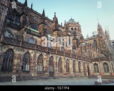 Vue latérale de la Cathédrale Catholique Notre Dame de Strasbourg en Alsace, France. Belle journée ensoleillée avec ciel bleu clair. Architecture gothique majestueux Banque D'Images