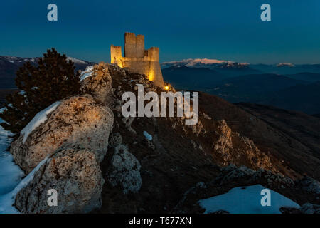 Château de Rocca calascio à ,blue hour. Les Abruzzes. Rocca calascio Banque D'Images