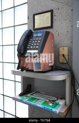 Vieille cabine téléphonique au Japon Banque D'Images