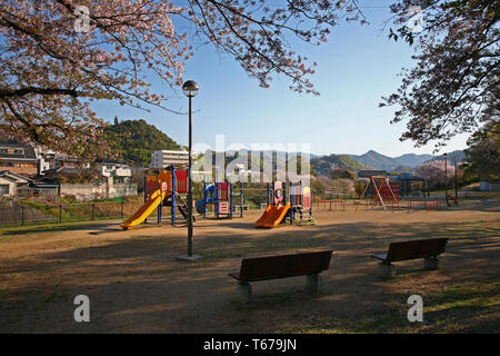 Petit parc et playgound avec fleurs de cerisier au Japon Banque D'Images