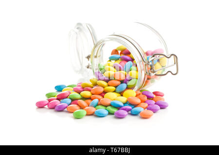 Bonbons de chocolat colorés comprimés isolé sur fond blanc. Banque D'Images