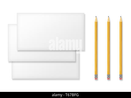 Ensemble d'enveloppes blanches et jaune Pencils isolated on White. Banque D'Images