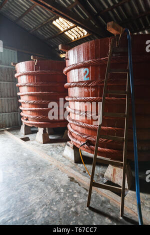 Libre de deux cuves de fermentation d'un rouge de la sauce de poisson pour 1 ans avant de vendre Banque D'Images