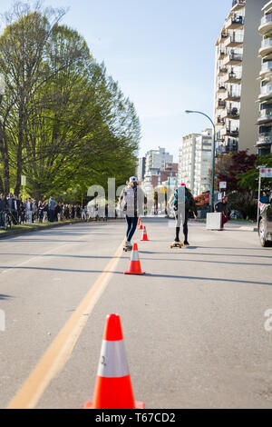 VANCOUVER, BC, CANADA - 20 avr 2019 : Skateboards en descendant l'avenue Beach près du Festival 420. Banque D'Images