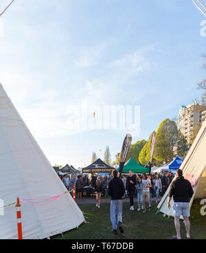 VANCOUVER, BC, CANADA - 20 avr 2019 : foule et vendeurs au festival 420 à English Bay, Vancouver. Banque D'Images