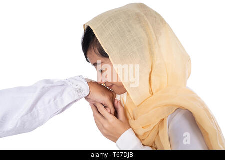 Femme musulmane hand touching hand shake Banque D'Images