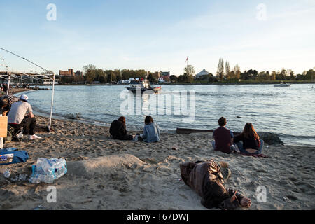 VANCOUVER, BC, CANADA - 20 avr 2019 : un sans-abri dormir sur la plage, à l'420 festival à Vancouver. Banque D'Images