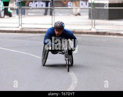 L'athlète en fauteuil roulant Moatez 'Mo' Jomni en compétition pour la Grande-Bretagne, dans le Marathon de Londres 2019. Il a ensuite terminé 24e, dans un temps de 01:54:15. Banque D'Images