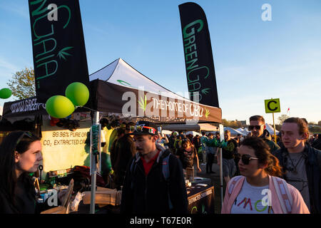 VANCOUVER, BC, CANADA - 20 avr 2019 : foule et vendeurs au festival 420 à English Bay, Vancouver. Banque D'Images