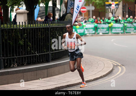 Athlète masculin de l'élite, Tamirat Tola en compétition pour Eithiopia, dans le Marathon de Londres 2019. Il a terminé en 6e place, dans un temps de 02:06:57 Banque D'Images