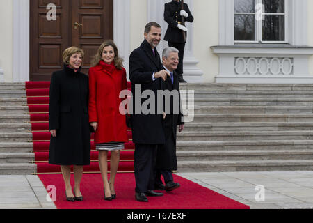 Le roi Philippe VI et La Reine Letizia d'Espagne sont reçus par le Président allemand Banque D'Images