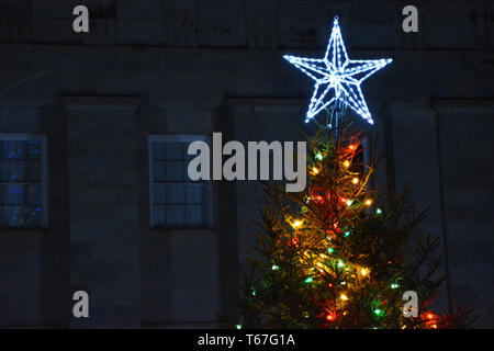 Arbre de Noël officiel de Raleigh situé à l'extérieur de l'Old State Capitol Building. Banque D'Images