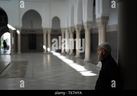 Un vieil homme musulman debout dans un temple Banque D'Images