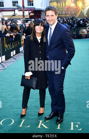 Claudia Winkleman (à gauche) et Kris Thykier participant à la UK premiere de Tolkien s'est tenue au Curzon Mayfair, Londres Banque D'Images