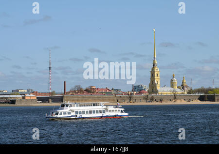 Saint-pétersbourg.Russie.Avril.28,2019.navires de tourisme flottant sur les rivières et canaux de la ville.Ils effectuent des visites de la ville. Banque D'Images