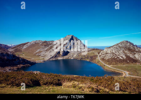 Pics d'Europe (Picos de Europa) Parc National. Un lac glaciaire énol. Les Asturies, Espagne, Europe Banque D'Images