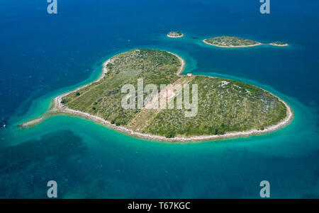 Vue aérienne de l'île en forme de coeur de Galesnjak en archipel de Zadar. Dalmatie Région de la Croatie. Banque D'Images