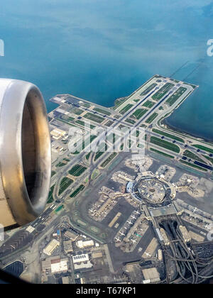 Vol au-dessus de l'OFS de l'aéroport de San Francisco. Le trafic aérien est en augmentation dans le monde entier. En 2006, sept pour cent des émissions mondiales de CO2 proviennent de la circulation aérienne commerciale, et devrait dépasser 15  % en 2050. Banque D'Images