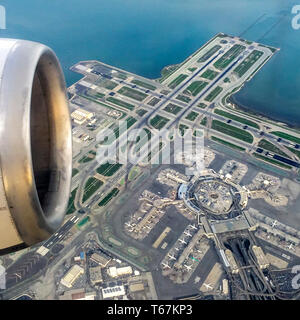 Vol au-dessus de l'OFS de l'aéroport de San Francisco. Le trafic aérien est en augmentation dans le monde entier. En 2006, sept pour cent des émissions mondiales de CO2 proviennent de la circulation aérienne commerciale, et devrait dépasser 15  % en 2050. Banque D'Images