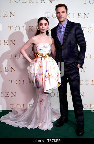 Lily Collins (à gauche) et Nicholas Hoult participant à la UK premiere de Tolkien s'est tenue au Curzon Mayfair, Londres Banque D'Images