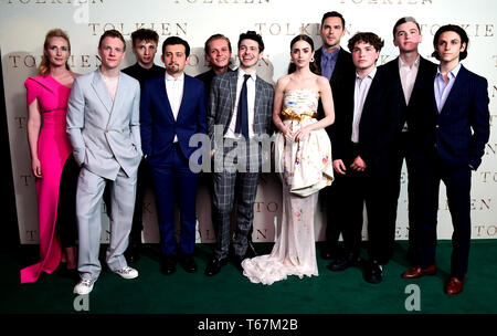 Genevieve O'Reilly, Patrick Gibson, Ty Tennant, Craig Roberts, Tom Glynn-Carney, Anthony Boyle, Lily Collins, Nicholas Hoult, Albie Marber, Harry Gilby, et Adam Bregman participant à la UK premiere de Tolkien s'est tenue au Curzon Mayfair, Londres Banque D'Images