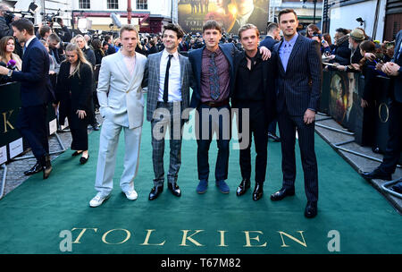 Patrick Gibson (à gauche), Anthony Boyle (deuxième à gauche), Tom Glynn-Carney (deuxième à droite) et Nicholas Hoult (droite) participant à la UK premiere de Tolkien s'est tenue au Curzon Mayfair, Londres Banque D'Images