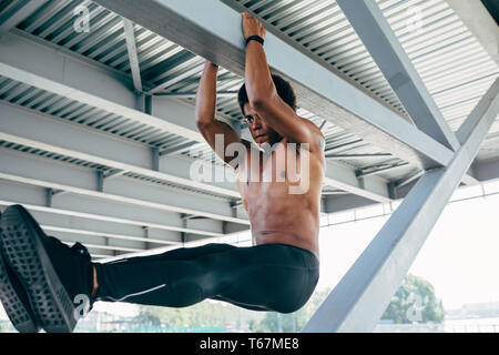 Fait à l'aide d'exercice abdominale sportif de pont poutre Banque D'Images