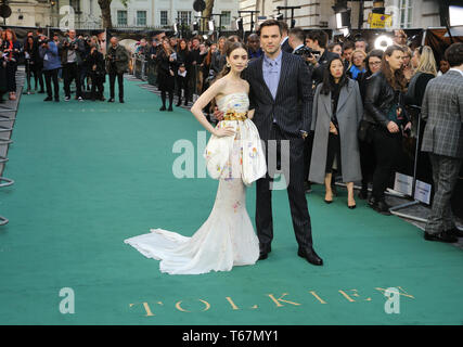 Lily Collins et Nicholas Hoult assistant à la Tolkien UK premiere tenue au Curzon Mayfair, Londres. Banque D'Images