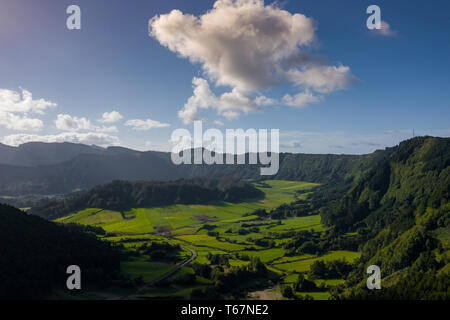 Vue aérienne de Sete Cidades au lac Azul sur l'île de Sao Miguel aux Açores (Portugal). Photo faite par dessus par drone. Banque D'Images