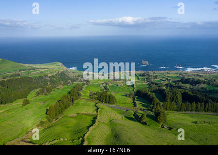 Vue aérienne de Sete Cidades au lac Azul sur l'île de Sao Miguel aux Açores (Portugal). Photo faite par dessus par drone. Banque D'Images