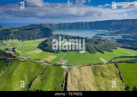 Vue aérienne de Sete Cidades au lac Azul sur l'île de Sao Miguel aux Açores (Portugal). Photo faite par dessus par drone. Banque D'Images