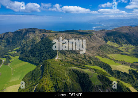 Vue aérienne de Sete Cidades au lac Azul sur l'île de Sao Miguel aux Açores (Portugal). Photo faite par dessus par drone. Banque D'Images