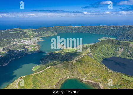 Vue aérienne de Sete Cidades au lac Azul sur l'île de Sao Miguel aux Açores (Portugal). Photo faite par dessus par drone. Banque D'Images