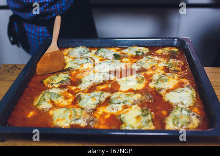 Plat classique italienne Lasagne au poulet et tomate sause. Banque D'Images