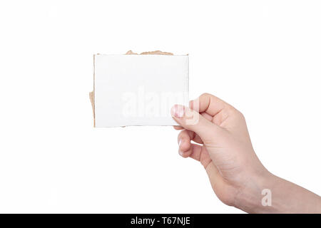 Une main tenant un morceau de carton blanc Banque D'Images