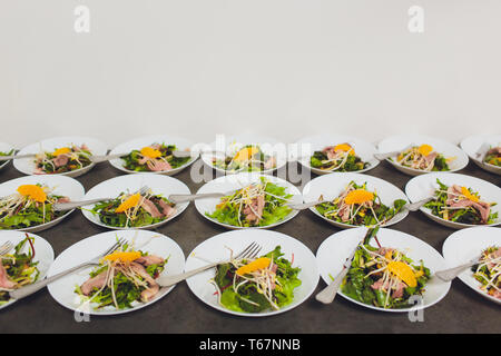 De nombreuses planches de nourriture sur la table de vacances. entrées froides et salades dans le restaurant. Banque D'Images