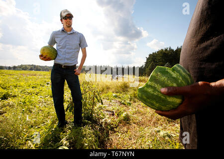 Braden Janowski est un investisseur s'agriculteur. Il a fini par se déplacer avec sa famille à une ferme à Niles, ainsi que la dérive et la ferme avec l'aide d'un assistant Banque D'Images