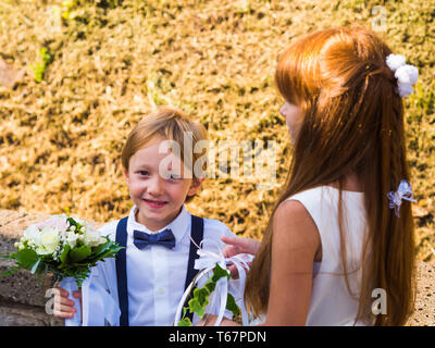 Porteur d'anneau et la fille de fleur de mariage au jardin d'été Banque D'Images