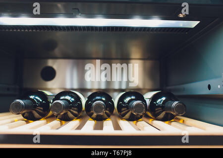 Entreposer les bouteilles de vin dans un réfrigérateur. Boissons carte dans un restaurant. Le refroidissement et la conservation du vin. Banque D'Images