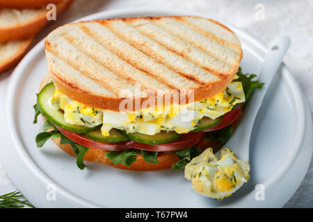 Sandwich à la salade aux oeufs, salade, tomates, concombre et aneth. Petit déjeuner gastronomique. Selective focus Banque D'Images