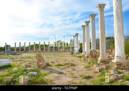 Ruines de Salamis incroyable dans le nord de Chypre prises sur une journée ensoleillée avec ciel bleu et nuages ci-dessus. Salamine était célèbre cité-état de la Grèce antique. Banque D'Images