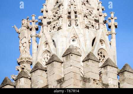 Détails de la cathédrale de Palma la Seu, le monument gothique médiéval Tour et la statue de la Vierge Marie Espagne Europe Palma de Majorque Banque D'Images