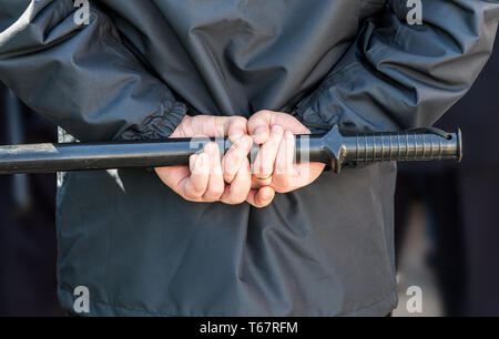 Matraque Police policier en mains close up Banque D'Images