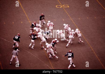 Pour conserver l'énergie toutes les écoles secondaires de Portland ont leurs jeux de football reportée pour les heures de jour à la stade de Multnomah. Normalement, ils ont été joués à la nuit. L'image de courtoisie des Archives nationales, United States, 1973. Banque D'Images