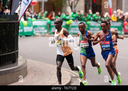 Eliud Kipchoge du Kenya, parmi les principaux membres de l'Elite 2019 Marathon de Londres, d'Mosinet Geremew Tola, Shura Kitata et Mule Wasihun, Eliud est allé sur gagner dans un temps de 02:02:37 Banque D'Images