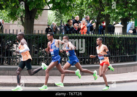 Eliud Kipchoge du Kenya, parmi les principaux membres de l'Elite 2019 Marathon de Londres, d'Mosinet Geremew Tola, Shura Kitata et Mule Wasihun, Eliud est allé sur gagner dans un temps de 02:02:37 Banque D'Images